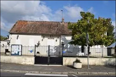 Nous sommes en Île-de-France à Grandpuits-Bailly-Carrois. Commune de l'arrondissement de Provins, connue pour sa raffinerie, elle se situe dans le département ...