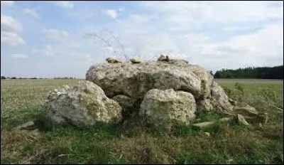 Je vous attends en Normandie devant le dolmen de l'Hôtel-Dieu, aux Ventes. Village de l'aire d'attraction Ébroïcienne, il se situe dans le département ...