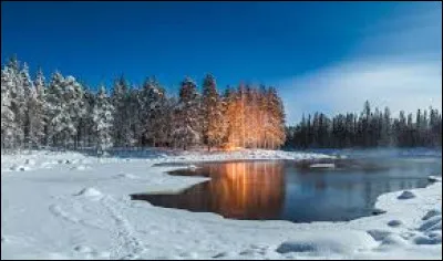 Le drapeau de la Finlande compte-t-il trois couleurs ?