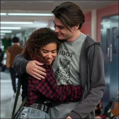 Dans "Ginny & Georgia", qui partage une relation amoureuse avec Ginny Miller alors quelle navigue entre adolescence et vie familiale compliquée ?