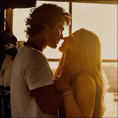 Plongeons maintenant dans l'univers de "Outer Banks". Alors que les Pogues et les Kooks saffrontent pour découvrir un trésor perdu, Sarah Cameron développe une histoire damour avec quel personnage principal, membre du groupe des Pogues ?