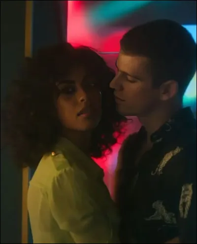 Dans "Elite", au lycée prestigieux de Las Encinas, malgré les rivalités, les secrets et les intrigues, quel couple emblématique se forme dès la première saison, et fait vibrer les spectateurs ?