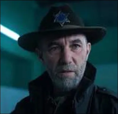 Comment s'appelle le policier qui enquête sur les meurtres ?