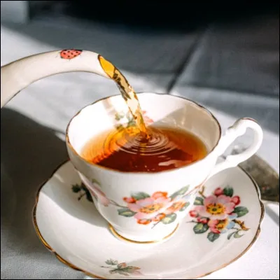 Combien de tasses de thé sont bues quotidiennement au Royaume-Uni ?