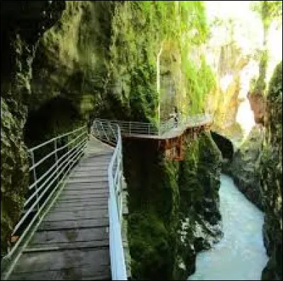 C'est une curiosit&eacute; naturelle remarquable, il s'agit des gorges du ...