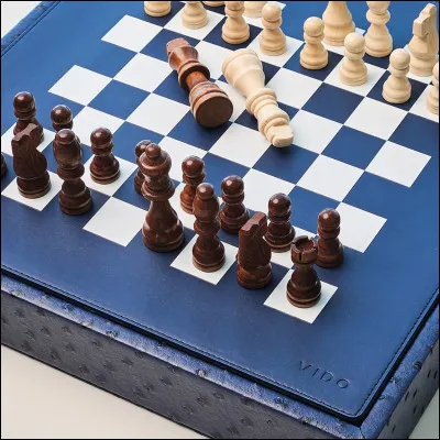 Aux échecs, combien de cavaliers détiennent chaque joueur ?