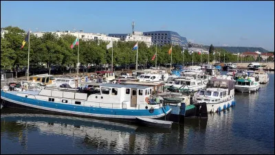Nancy, chef-lieu de la Meurthe-et-Moselle, est traversée par ...
