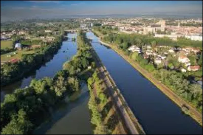 Quelle est la principale ville de la Meurthe-et-Moselle traversée par l'autre cours d'eau ?