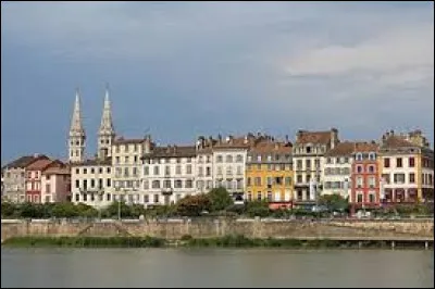 Mâcon, chef-lieu de Saône-et-Loire, est traversée par ...