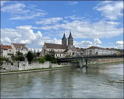 Melun, chef-lieu de la Seine-et-Marne, est traversée par ...