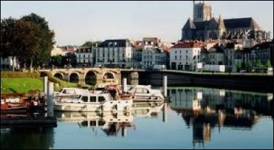 Quelle est la principale ville du département de Seine-et-Marne traversée par l'autre cours d'eau ?