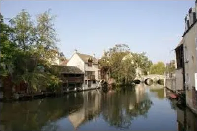 Chartres, chef-lieu de l'Eure-et-Loir, est traversée par ...