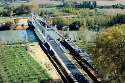 Quelle est cette petite ville du département du Tarn-et-Garonne bordée par l'autre cours d'eau ?