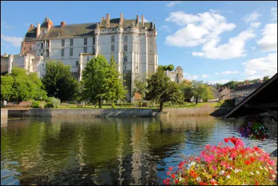 Quelle est la principale ville du département de l'Eure-et-Loir traversée par l'autre cours d'eau ?