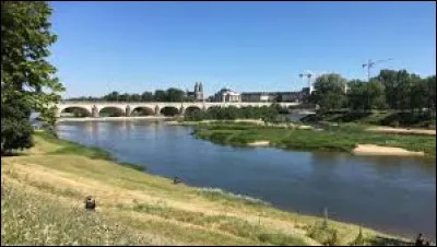 Tours, chef-lieu de l'Indre-et-Loire, est traversée par ...