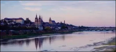 Blois, chef-lieu du Loir-et-Cher, est traversée par ...