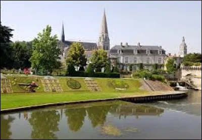 Quelle est la principale ville du Loir-et-Cher traversée par le Loir ?