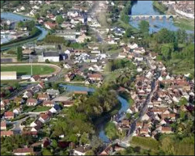 Quelle est la principale ville du département du Loir-et-Cher traversée par le Cher ?