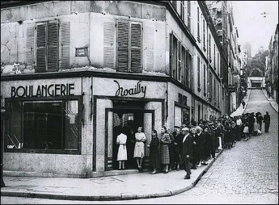 Durant l'occupation allemande de 1940, les Français s'organisent car les matières premières et les denrées alimentaires sont...