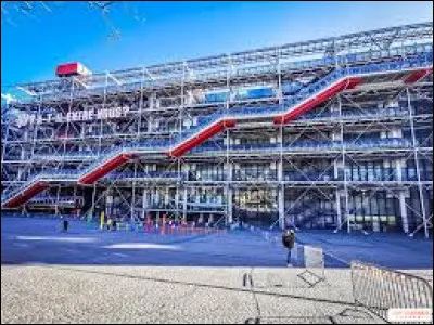 Combien de personnes étaient employées dans ce centre avant sa fermeture ?