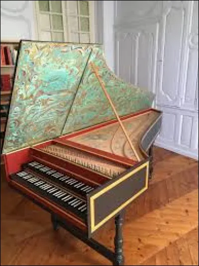 Quel dispositif permet de pincer les cordes ?