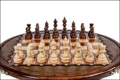 Au d&eacute;but de la partie, combien de ces cases sont occup&eacute;es par des pi&egrave;ces ?