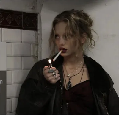 Est-ce que tu fumes ou b*is (alcool) ?