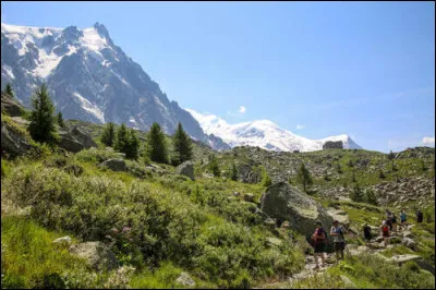 Dans quelle cha&icirc;ne de montagnes le sentier de randonn&eacute;e appel&eacute; "Grand Balcon" est-il situ&eacute; ?