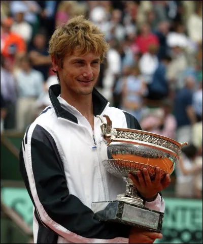 Quel tennisman espagnol remporte la finale de Roland-Garros en 2003 ?