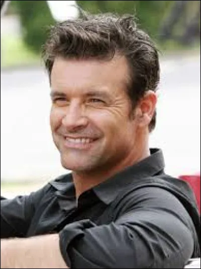 La chanson "Hélène" de Roch Voisine débute-t-elle par : "Seul sur le sable, les yeux dans l'eau" ?