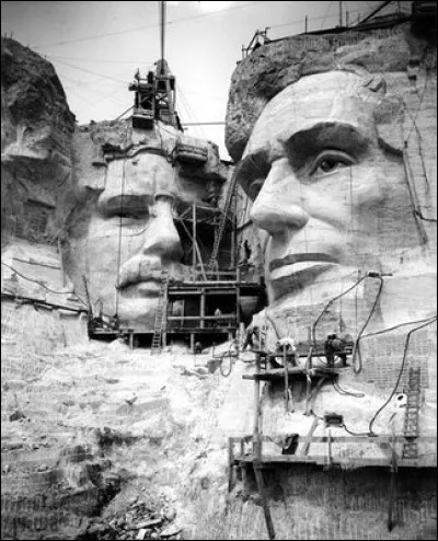 Il aura fallu 14 ans au sculpteur Gutzon Borglum et à 400 ouvriers pour sculpter les quatre visages.