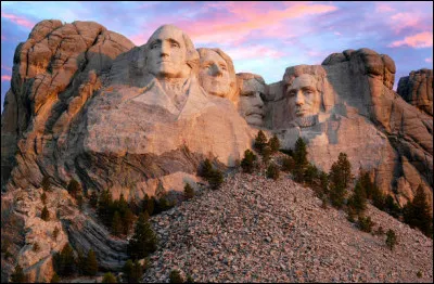 Les 4 visages représentent George Washington, Thomas Jefferson, Theodore Roosevelt et Abraham Lincoln.