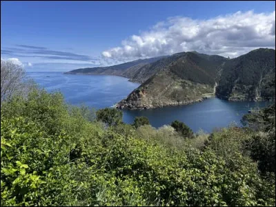 Dans quel pays coule le fleuve Bidassoa ?