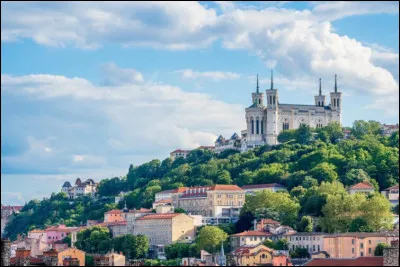 Quelle ville française est dominée par la colline de Fourvière ?
