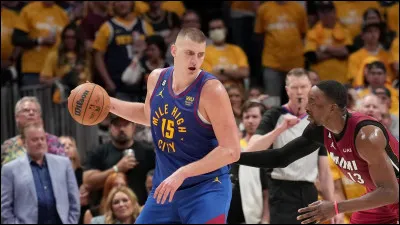 Un joueur tire, le ballon touche larceau, puis il le reprend sans que personne dautre ne le touche. Quelle est la décision ?