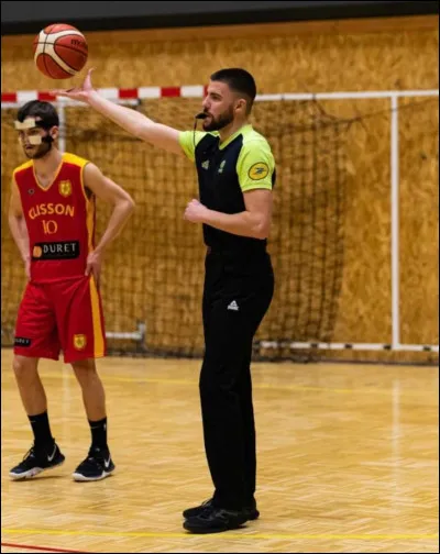 Quel signal larbitre utilise-t-il pour indiquer une faute personnelle ?