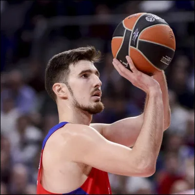 Où doit se placer larbitre principal lors dun lancer franc ?