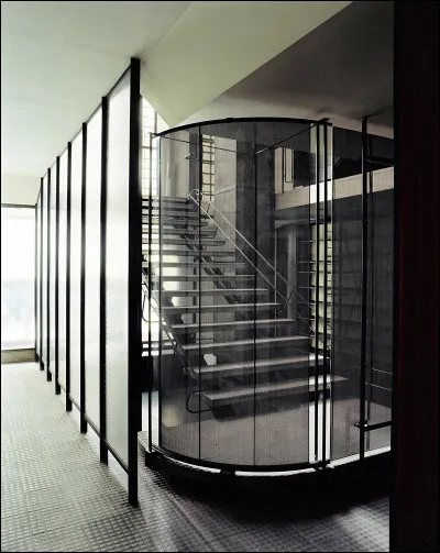 Un architecte a construit une maison entièrement en verre au milieu dun désert :