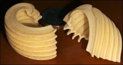 Quel est le nom de ces pâtes italiennes profondément striées et incurvées ?