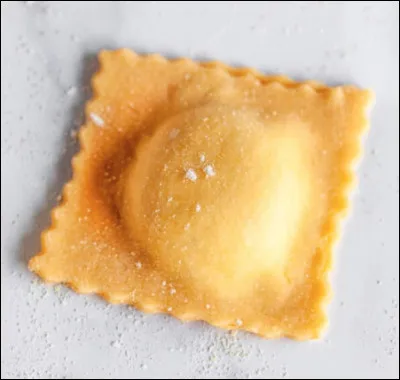 Quel est le nom de cette pâte italienne farcie et pliée avec de multiples variantes (viande, légumes, fromage, pesto, crème) ?