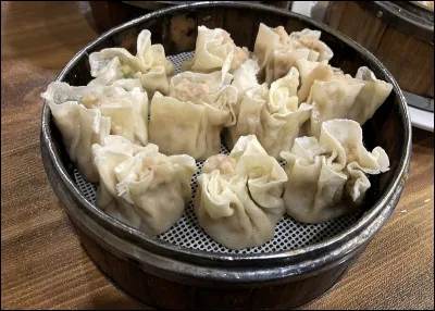 Quel est le nom de ces pâtes chinoises en forme de sachets farcis de viande ou de poisson et des légumes