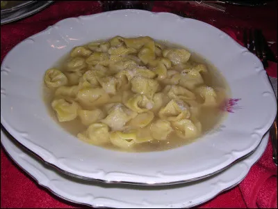 Quel est le nom de ces pâtes italiennes, petites, rectangulaires et farcies ?