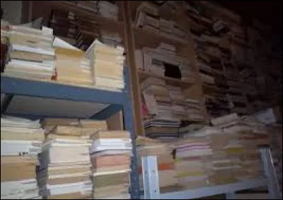 Pourquoi Millie a-t-elle dû porter trois gros livres sur son ventre pendant trois heures dans le grenier ?