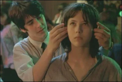 Année : 2000
Ambiance : tu es dans une boum, les lumières sont tamisées, tout le monde attend LE slow qui va faire fondre les curs.
Quelle chanson fait chavirer les ados ?