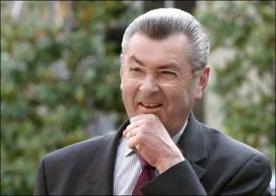 Politicien icaunais ministre charg des relations avec le parlement, c'est Henri...