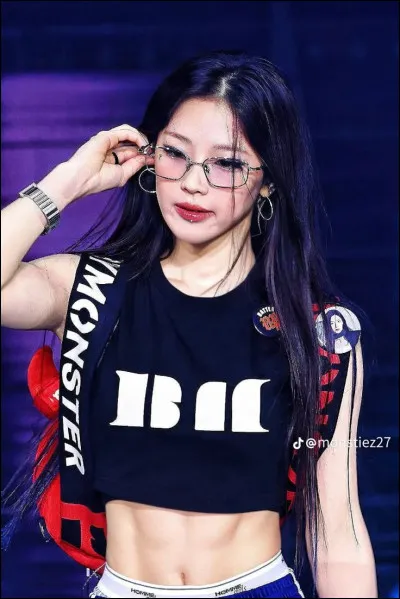 Et enfin à quelle chanson appartiennent ces paroles : 
"Let 'em out monster, monster, monster ! Came to conquer baby holla wassup ?" ?