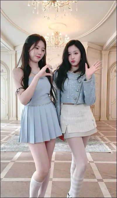 Parmi ces lightsticks, lequel appartient à BabyMonster ?