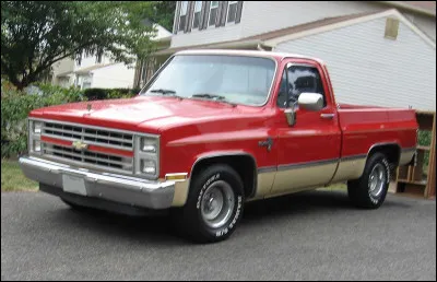 Lorsque GM a introduit la première génération de pick-up, ses lignes étaient arrondies. Au fil des générations, le dessin a reçu davantage d'angles et de lignes, ce qui rend ces véhicules imposants. Quel nom porte ce pick-up ?