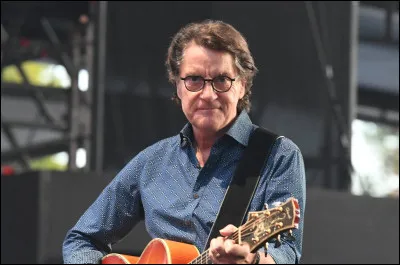 "Lui qui rêvait de champs d'étoiles, de colliers de jonquilles / Pour accrocher aux épaules des filles..." est l'extrait d'une chanson de Francis Cabrel. Quel est le titre ?