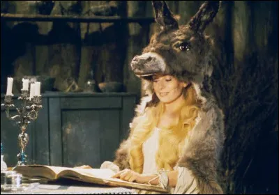 Quelle &eacute;tait la particularit&eacute; de l�&acirc;ne au coeur du conte "Peau d�&Acirc;ne", avant que le roi ne d&eacute;cide de le sacrifier ?